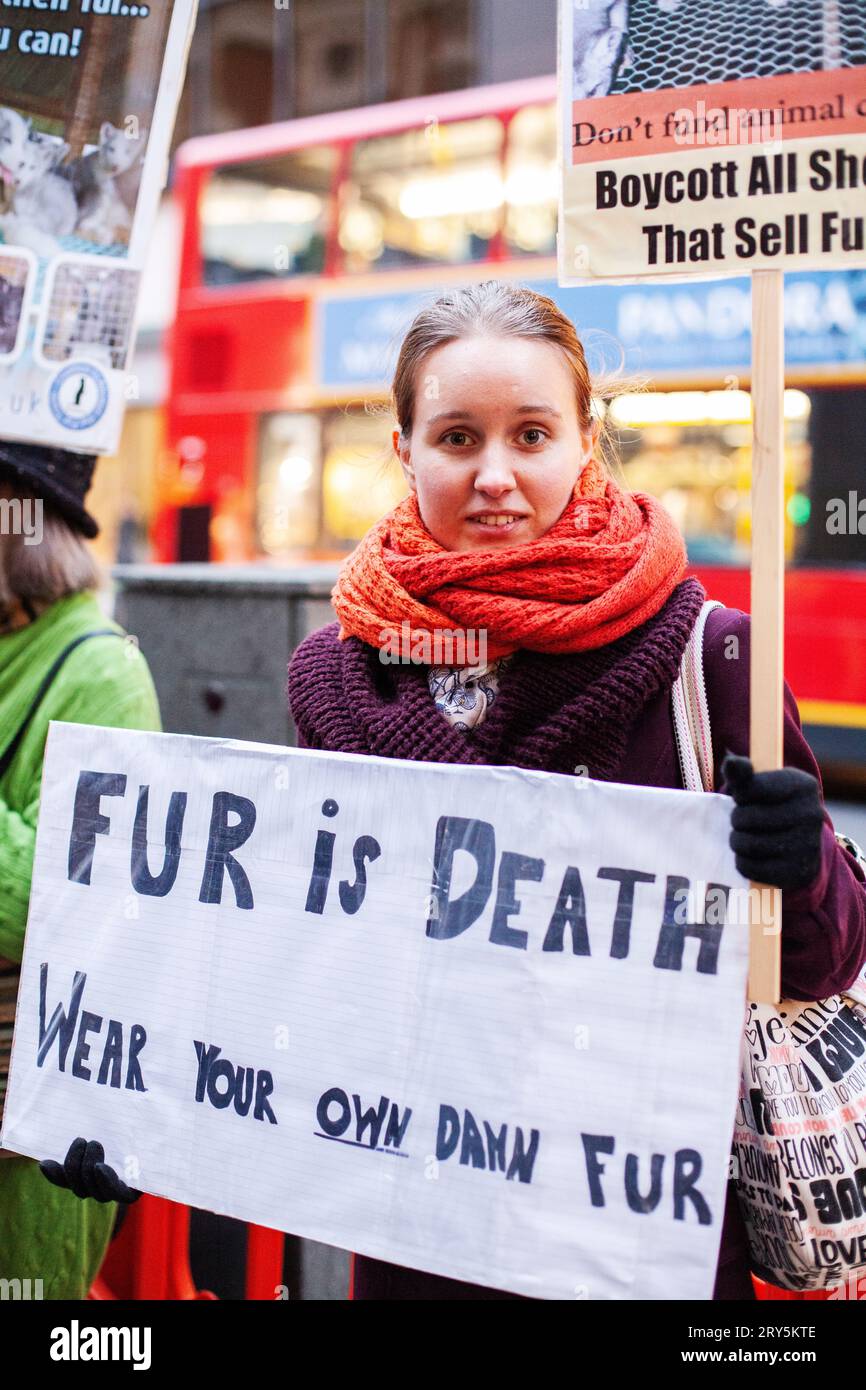 Tierschutzproteste vor Harvey Nichols London am 30. November 2013 Stockfoto