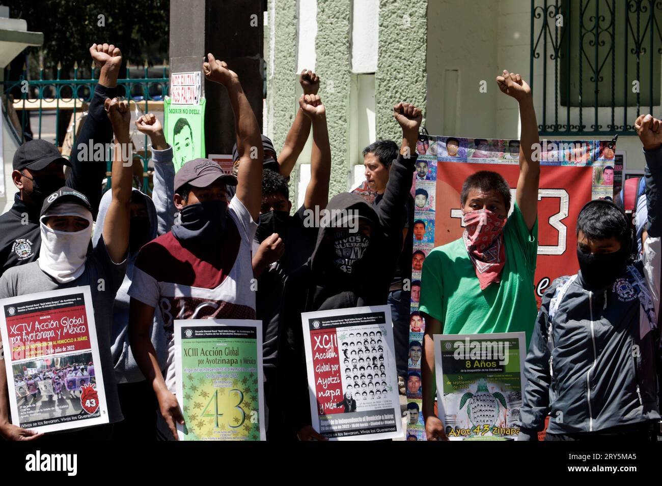 Naucalpan, Mexiko. September 2023 28. 28. September 2023, Naucalpan, Mexiko: Studenten der Ayotzinapa Normal School bei der Pressekonferenz für den Ayotzinapa-Fall außerhalb des Militärlagers 1 in der Gemeinde Naucalpan, Bundesstaat Mexiko. Am 28. September 2023 in Naucalpan, Mexiko (Foto: Luis Barron/Eyepix Group). Quelle: Eyepix Group/Alamy Live News Stockfoto