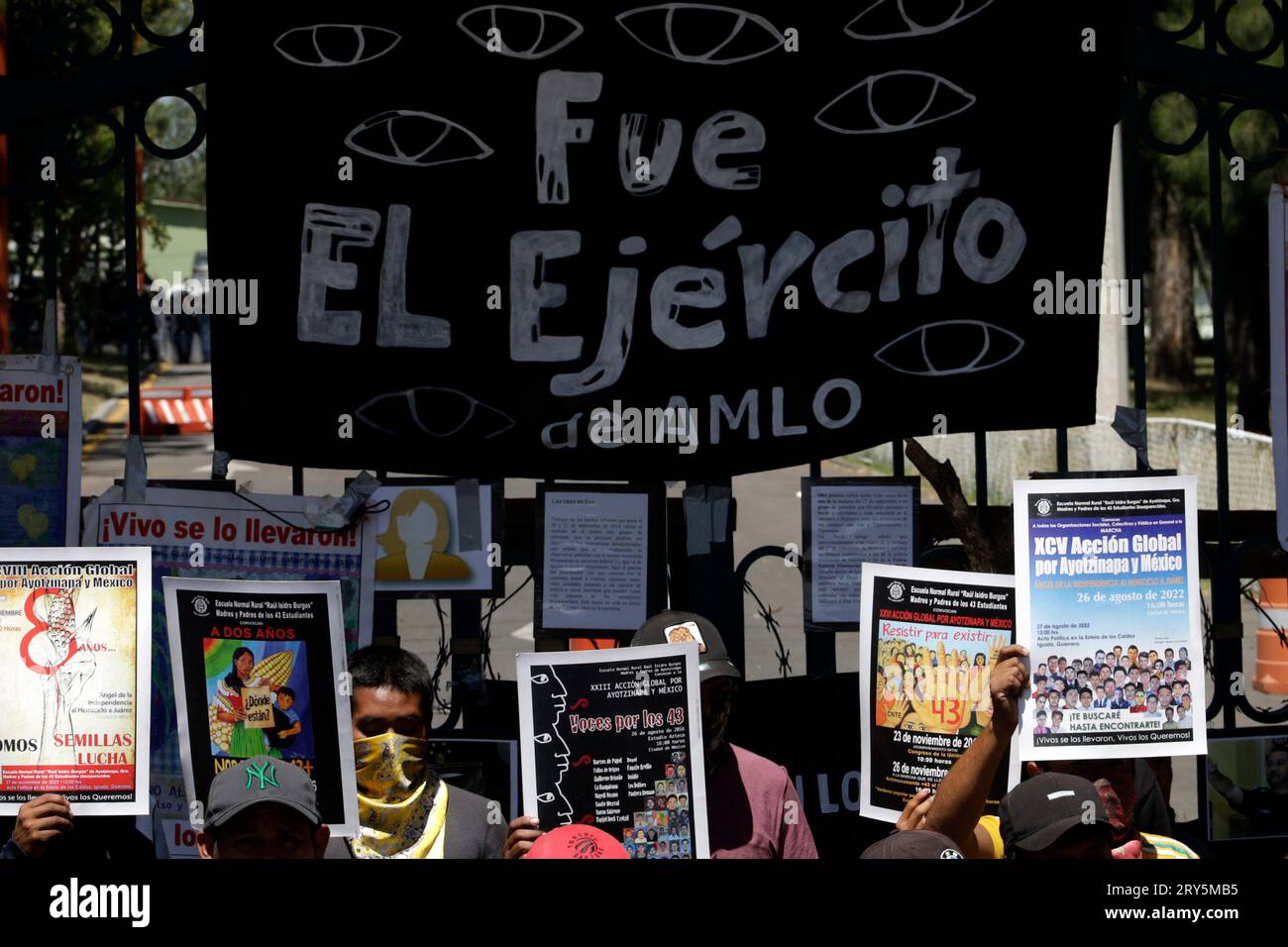 Naucalpan, Mexiko. September 2023 28. 28. September 2023, Naucalpan, Mexiko: Studenten der Ayotzinapa Normal School bei der Pressekonferenz für den Ayotzinapa-Fall außerhalb des Militärlagers 1 in der Gemeinde Naucalpan, Bundesstaat Mexiko. Am 28. September 2023 in Naucalpan, Mexiko (Foto: Luis Barron/Eyepix Group). Quelle: Eyepix Group/Alamy Live News Stockfoto