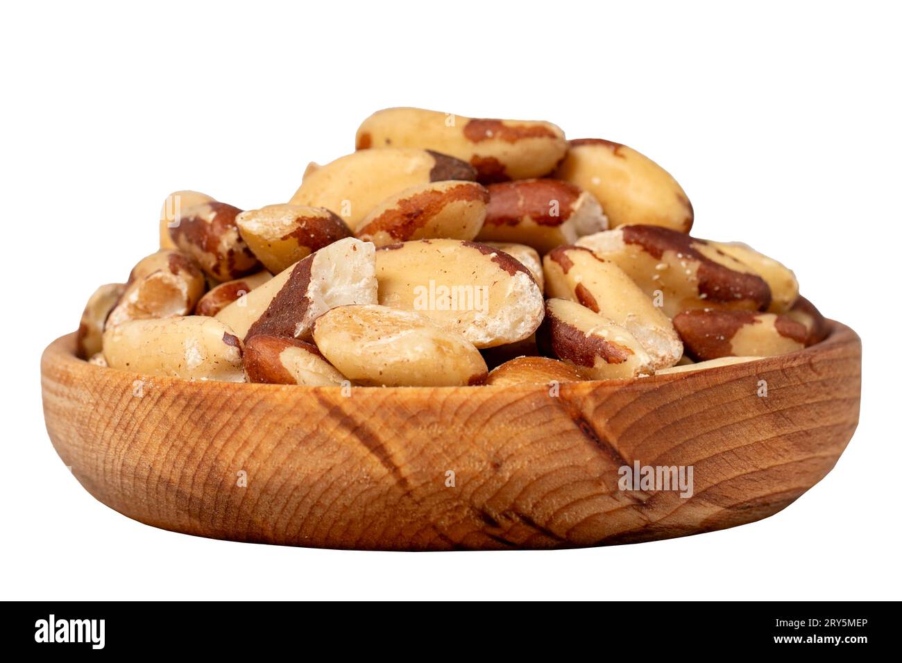 Paranuss in Holzschale. Brasilianische Nüsse isoliert auf weißem Hintergrund. Nahaufnahme Stockfoto