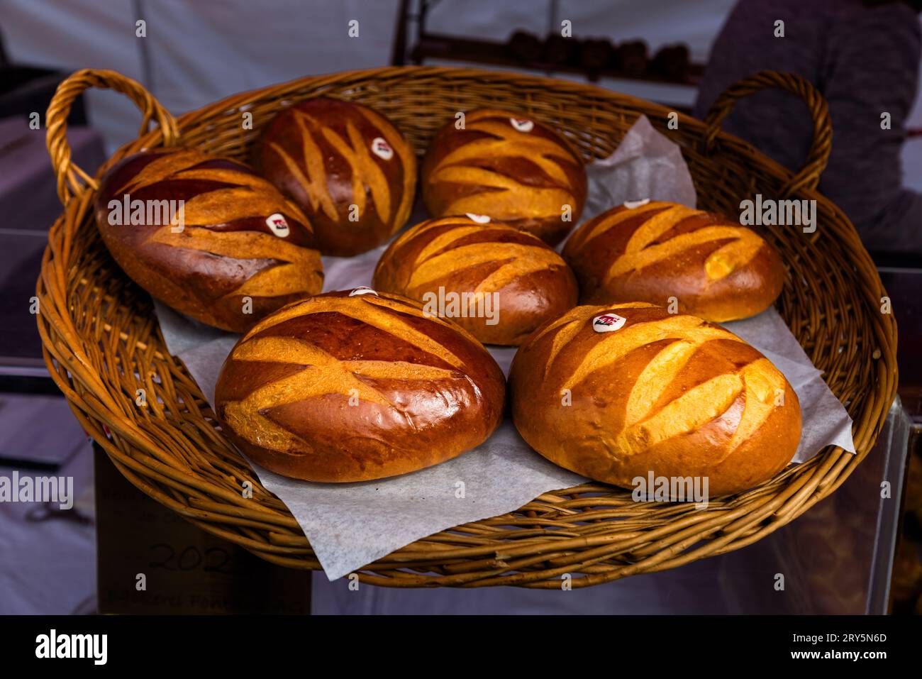 Cuchaule, die Königin des Bénichon, ist ein Brioche-Brot mit Safran. Es wird als erster Gang auf dem Kilbi Menü zusammen mit Kilbi Senf serviert. Herbstliche zeremonielle Rinderfahrt von den Almen ins Tal von Plaffeien in der Schweiz. Alpenprozession in Oberschrot. Jedes Jahr im Herbst werden die Rinder in einer Prozession vom Sommer auf der Alp zurück ins Dorf getrieben. Stockfoto