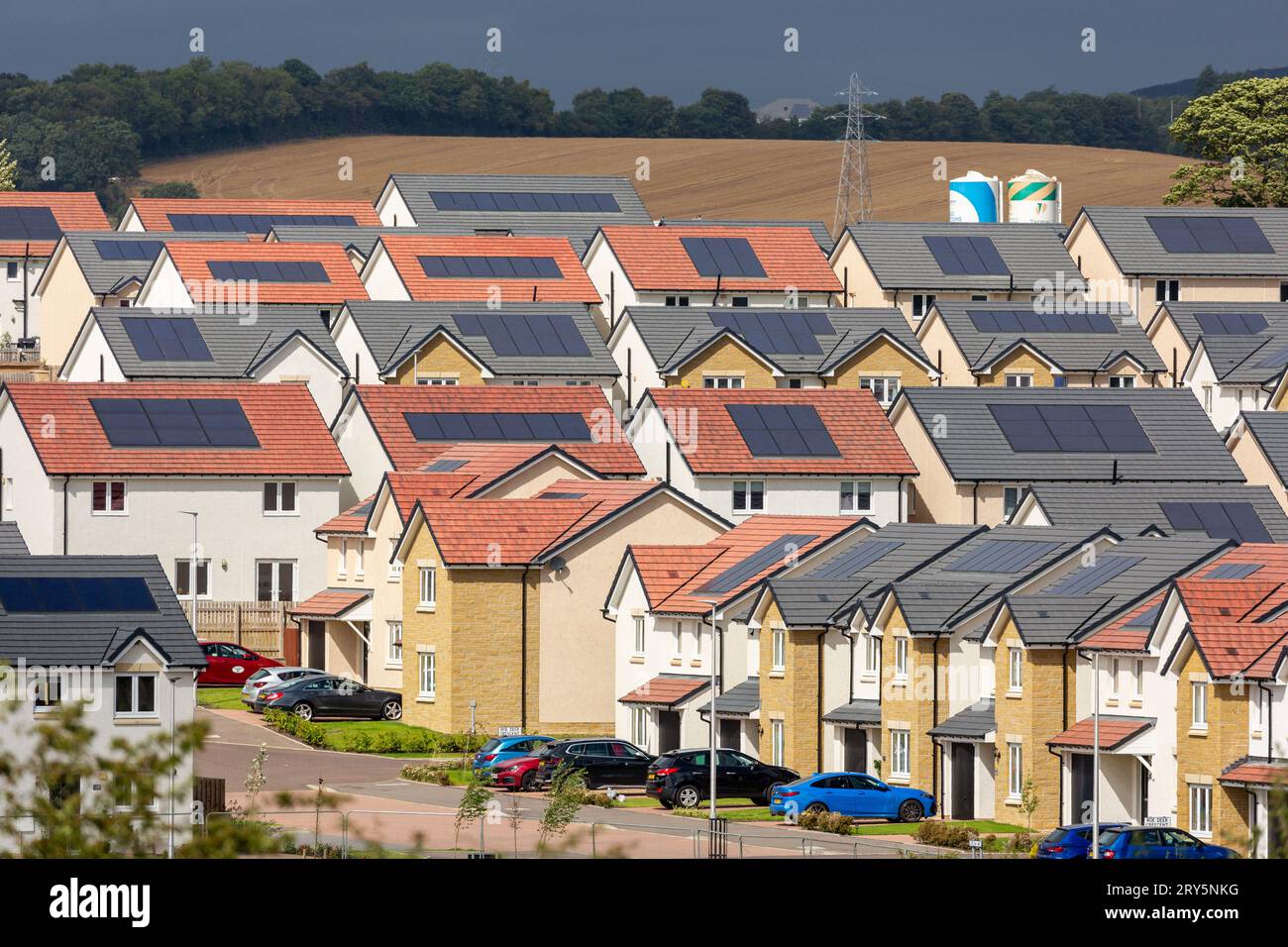 Eine neue Wohnsiedlung in Inverkeithing mit den mit Solarpaneelen ausgestatteten Häusern. Stockfoto