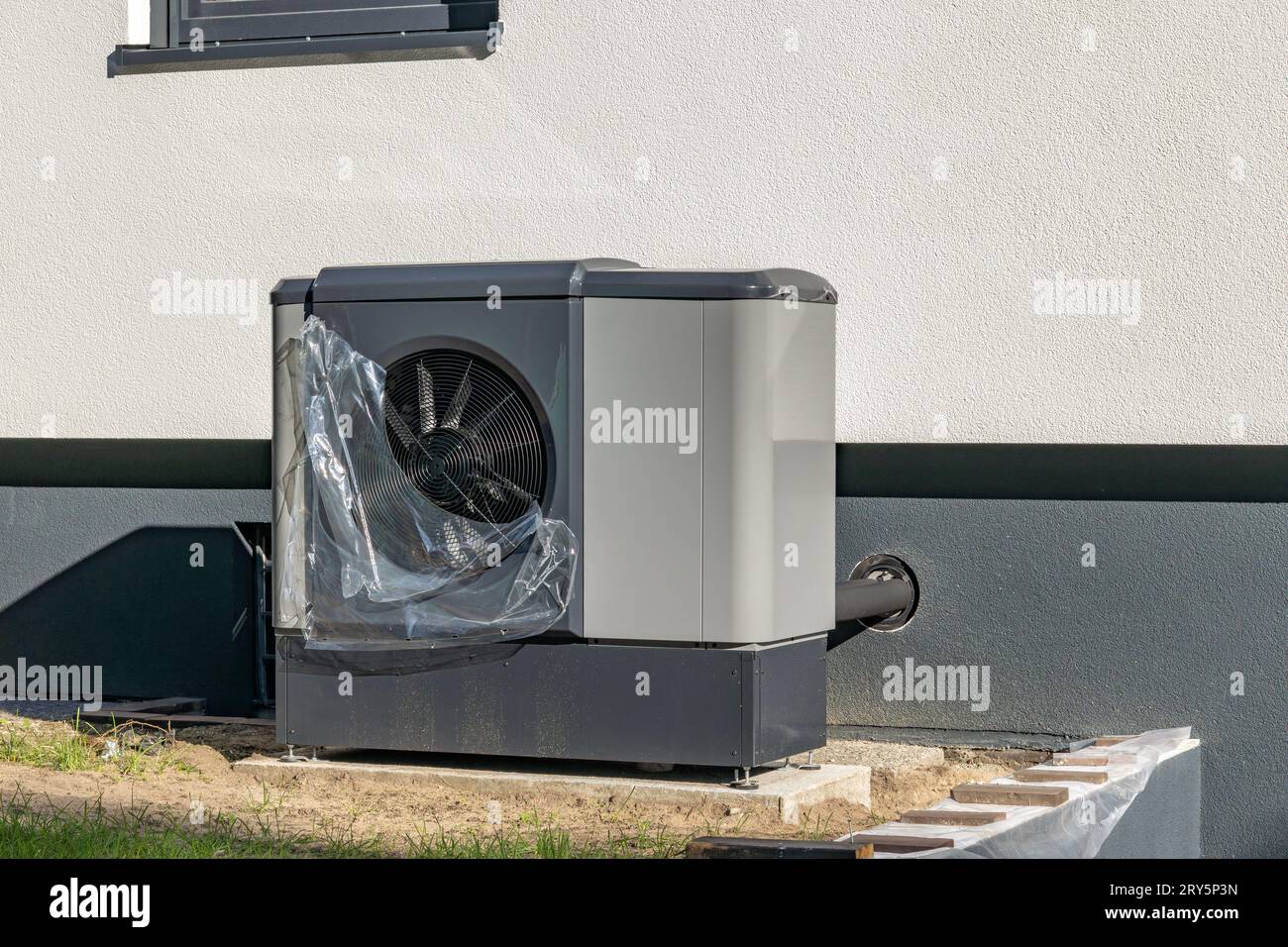 Neue Wärmepumpe in einem Einfamilienhaus Stockfoto