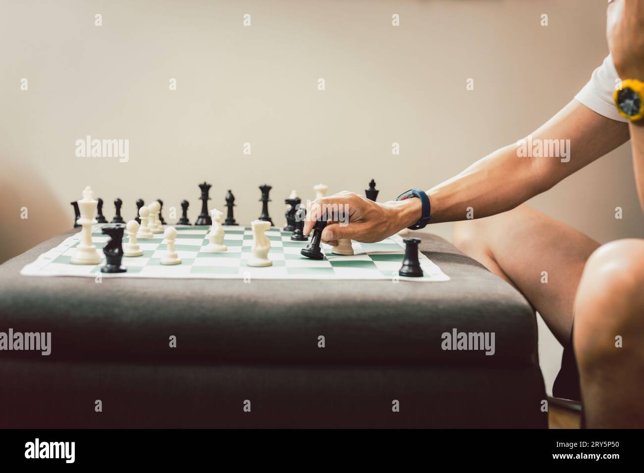 Mann, der zu Hause Schachbrettspiel spielt. Stockfoto