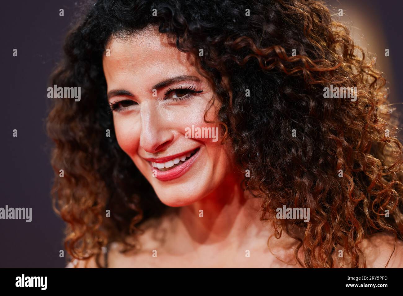 Köln, Deutschland. September 2023 28. Die Journalistin Marwa Eldessouky kommt für den Deutschen Fernsehpreis 2023 ins Koloneum. Der Deutsche Fernsehpreis wird für die Programmsaison 2022/23 in Köln verliehen. Quelle: Rolf Vennenbernd/dpa/Alamy Live News Stockfoto