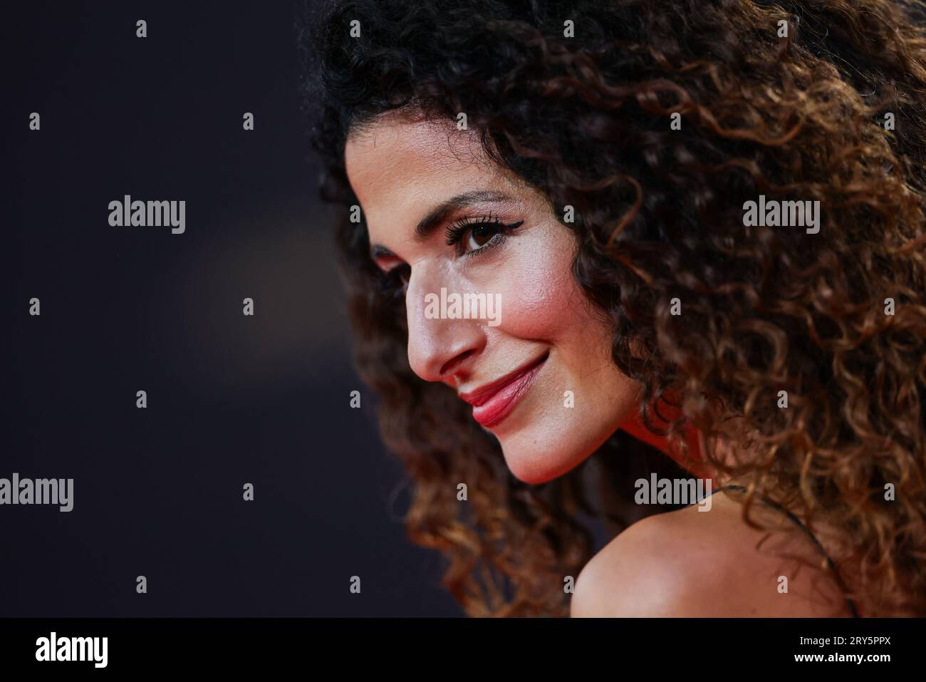 Köln, Deutschland. September 2023 28. Die Journalistin Marwa Eldessouky kommt für den Deutschen Fernsehpreis 2023 ins Koloneum. Der Deutsche Fernsehpreis wird für die Programmsaison 2022/23 in Köln verliehen. Quelle: Rolf Vennenbernd/dpa/Alamy Live News Stockfoto