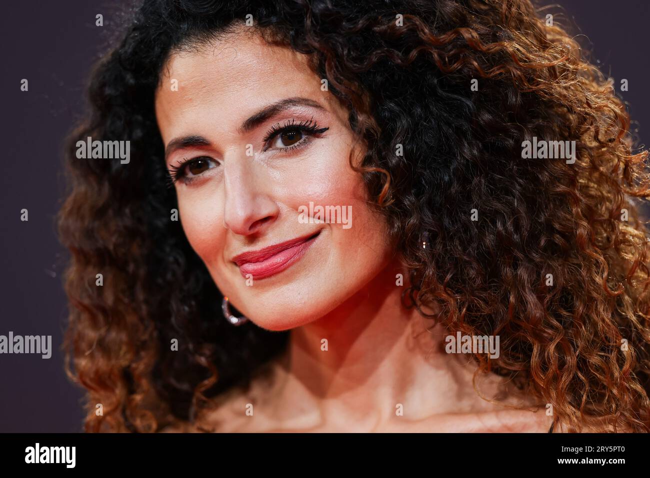 Köln, Deutschland. September 2023 28. Die Journalistin Marwa Eldessouky kommt für den Deutschen Fernsehpreis 2023 ins Koloneum. Der Deutsche Fernsehpreis wird für die Programmsaison 2022/23 in Köln verliehen. Quelle: Rolf Vennenbernd/dpa/Alamy Live News Stockfoto