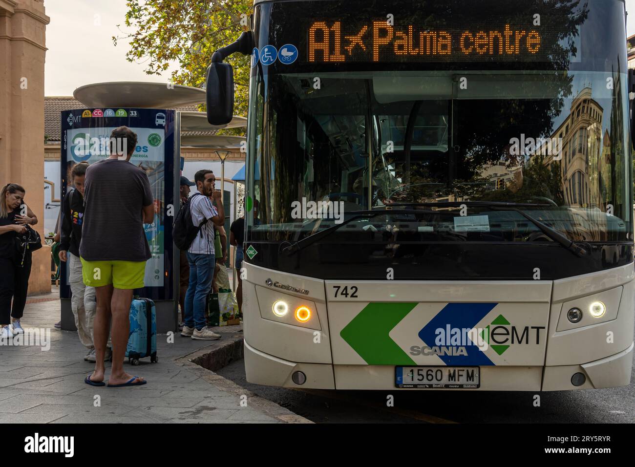 Palma de Mallorca, Spanien; 11. september 2023: Bushaltestelle mit Passagieren, die auf den Bus des öffentlichen Unternehmens EMT, Palma de Mallorca, Spanien warten Stockfoto