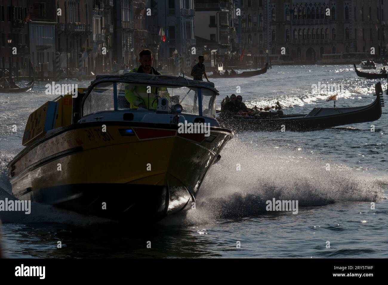 Rettungsboote fahren auf dem Canal Grande zur Rettung Stockfoto