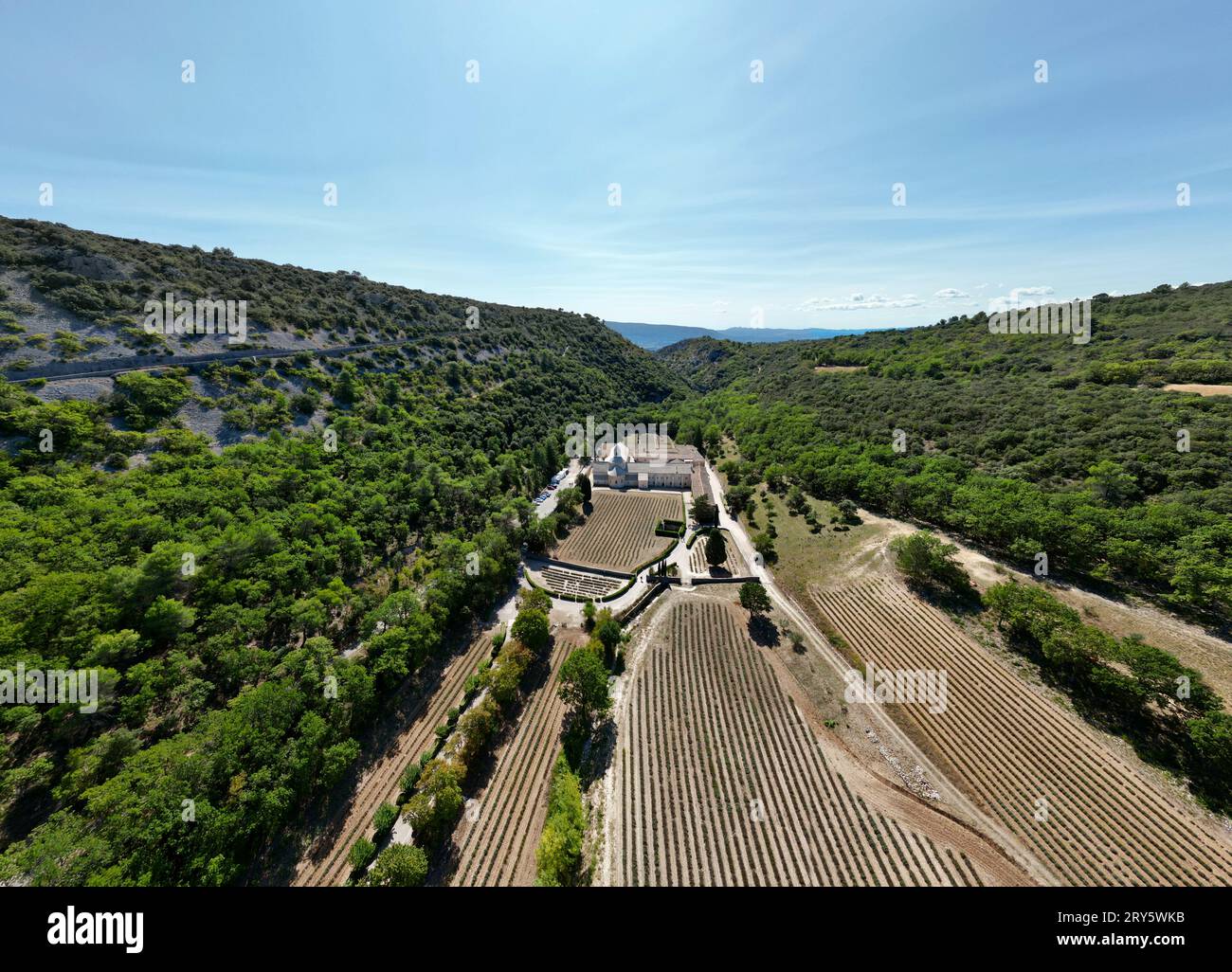 Luftbild der Zisterzienserabtei Sénanque, Gordes: Lavendelfelder und Vintage-Charme in der Provence, Frankreich Stockfoto