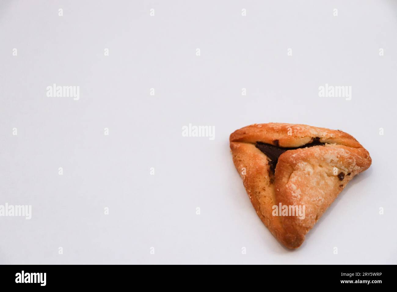 Hamantash (Ozen Haman), ein aschkenasisches jüdisches dreieckiges Taschengebäck, das traditionell während der Purim-Feiertage auf weißem Hintergrund gegessen wird Stockfoto