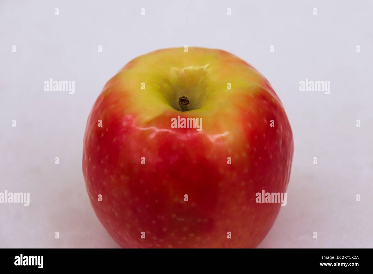 Cripps Pink, roter Apfel auf einer weißen Arbeitsplatte. Rosh Hashanah, das jüdische Neujahr, das Symbol für Essen Stockfoto