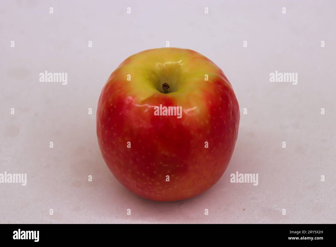 Cripps Pink, roter Apfel auf einer weißen Arbeitsplatte. Rosh Hashanah, das jüdische Neujahr, das Symbol für Essen Stockfoto