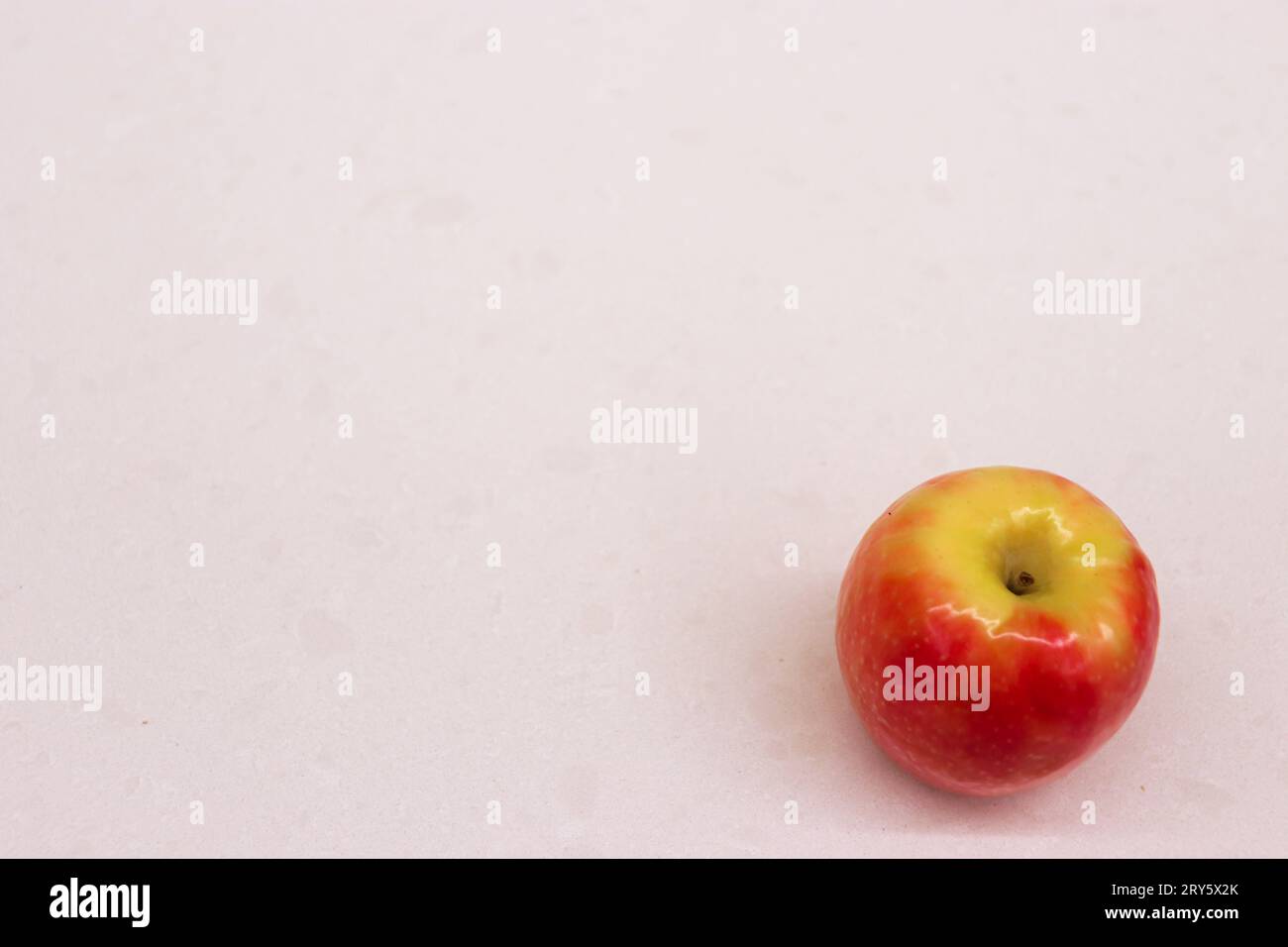 Cripps Pink, roter Apfel auf einer weißen Arbeitsplatte. Rosh Hashanah, das jüdische Neujahr, das Symbol für Essen Stockfoto