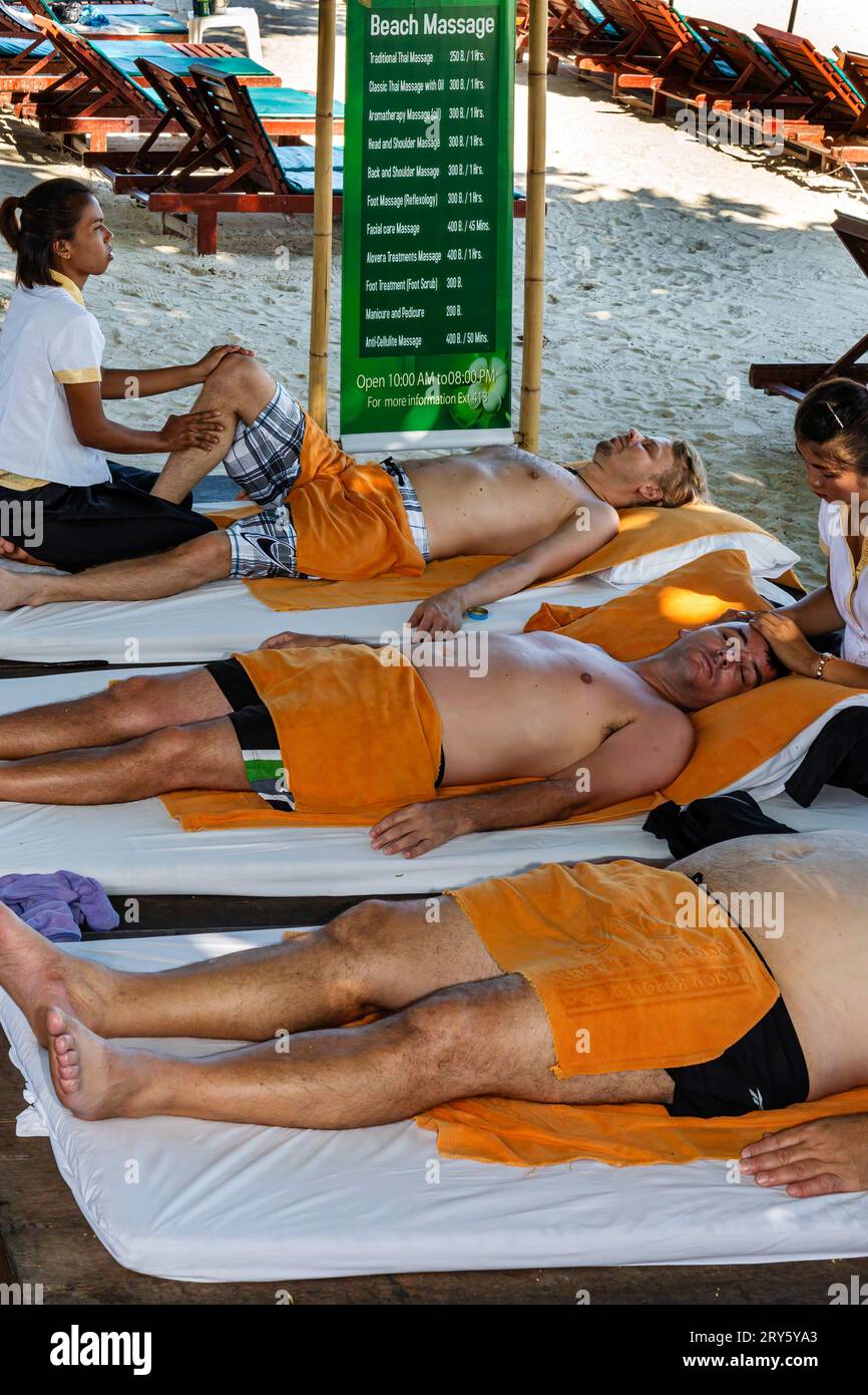 Damen, die traditionelle Thai-Massage am Chaweng Beach, Ko Samui, Thailand, geben Stockfoto