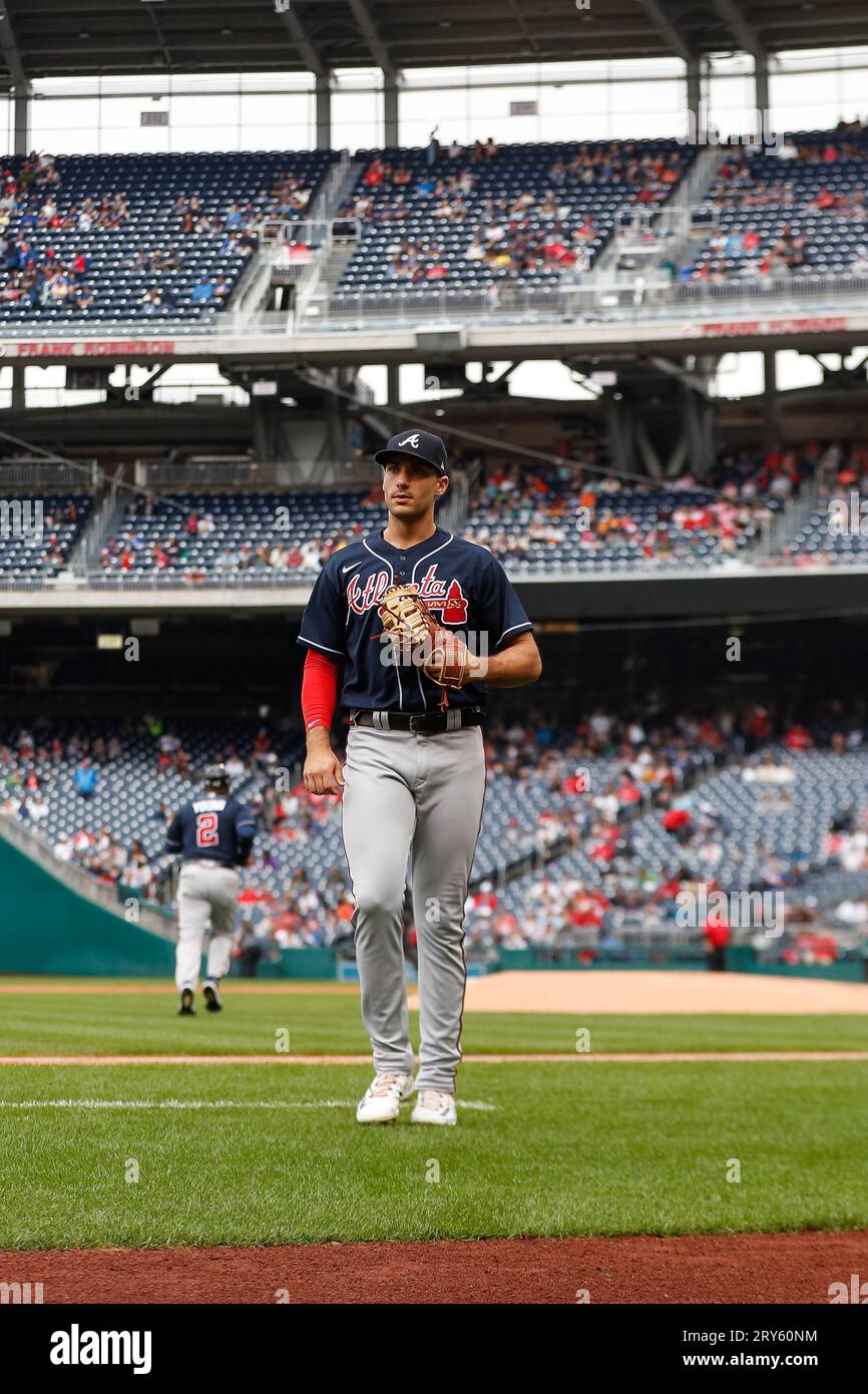 Atlanta Braves First Basemen Matt Olson (28) geht in einem regulären Saisonspiel zwischen den Atlanta br in Richtung Dugout Stockfoto