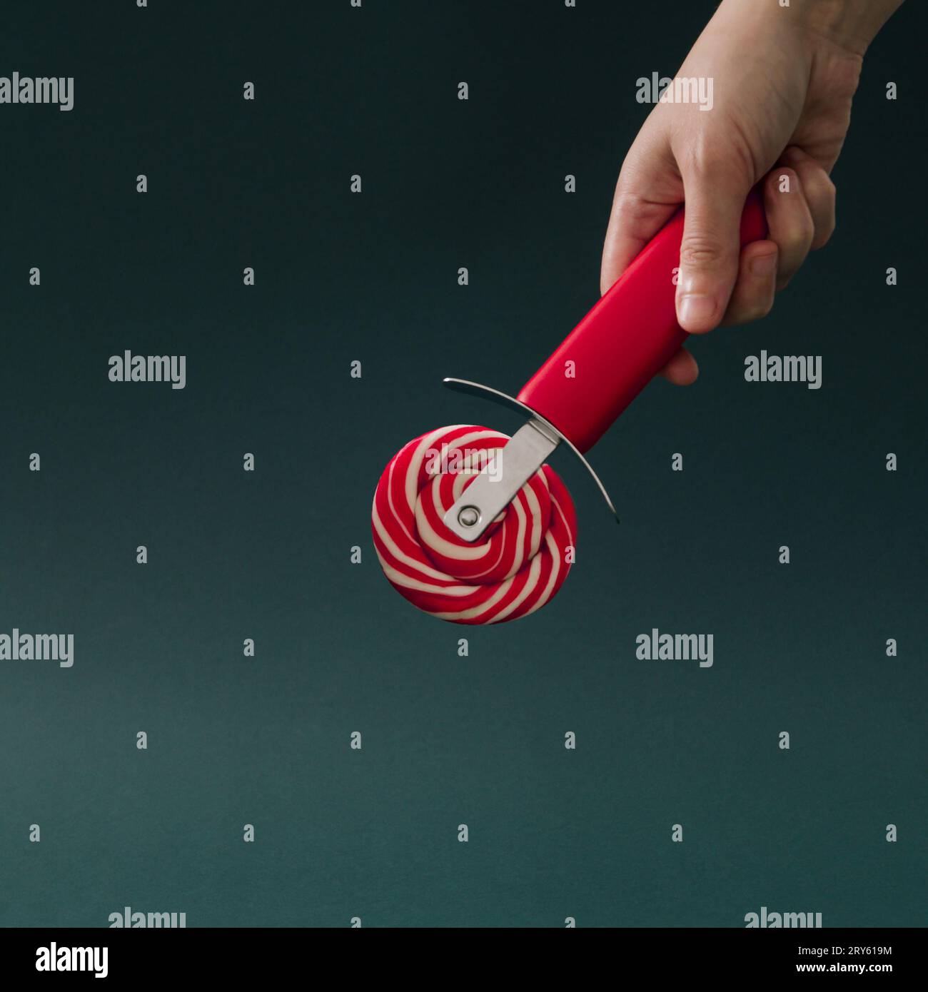 Süße Klinge aus Lutscher. Kreatives Minimalkonzept. Lutscher-Bonbons-Idee. Stockfoto