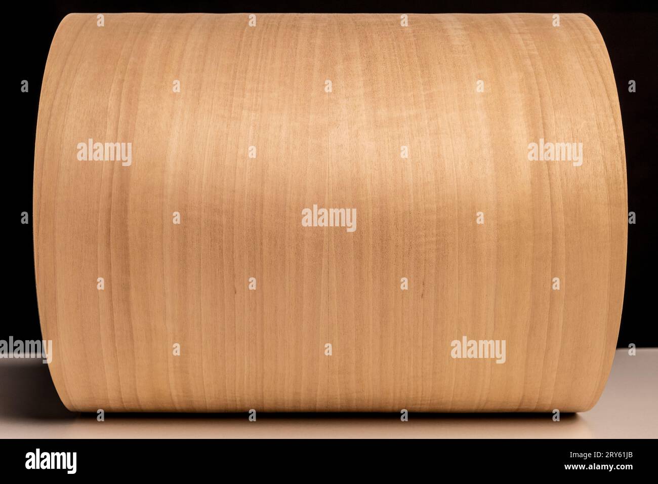 Rolle aus Tanganika-Holzfurnier Stockfoto