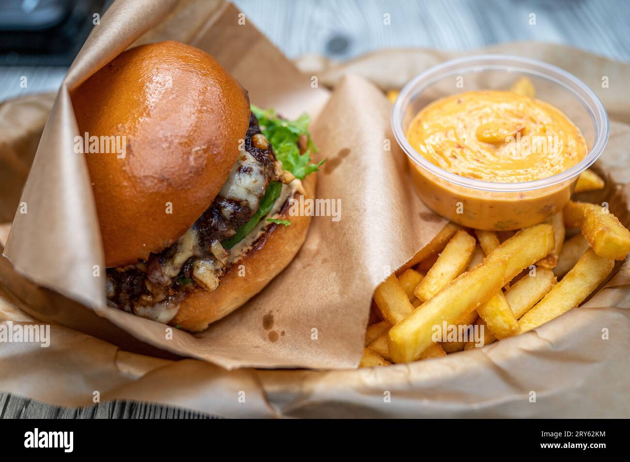Saftige scharfe Burger in einem Restaurant in Södertälje, Schweden Stockfoto