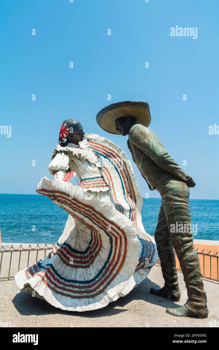 Puerto Vallarta, Jalisco, Mexiko, Statue eines tanzenden Paares in mexikanischer Tracht an einer Promenade im Viertel El Centro. Nur Editorial. Stockfoto