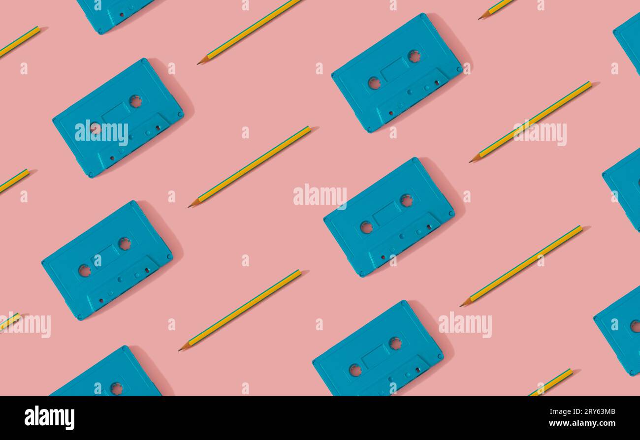Du bist der Bleistift für mein Kassettenband. Retro-Kassettenbänder und Bleistiftmuster auf hellem pastellrosa Hintergrund. Kreative Musik, altes Kassettenmuster. Stockfoto