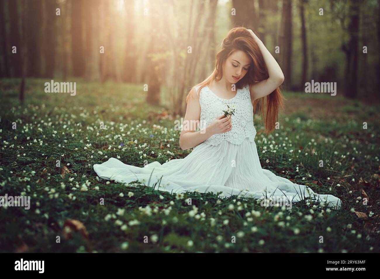 Romantische junge Frau auf schöner Wiese. Sanftes Licht Stockfoto