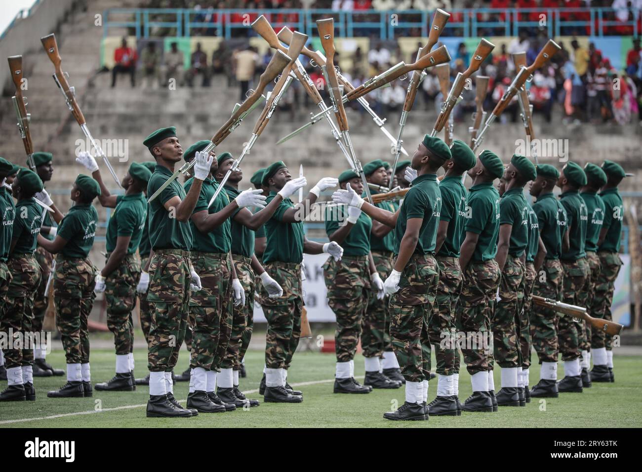 Mitglieder der Volksverteidigungskräfte Tansanias (TPDF) nehmen an der Parade während der Zeremonie zum 60.. Jahrestag des Unabhängigkeitstages im Uhuru-Stadion Teil Stockfoto