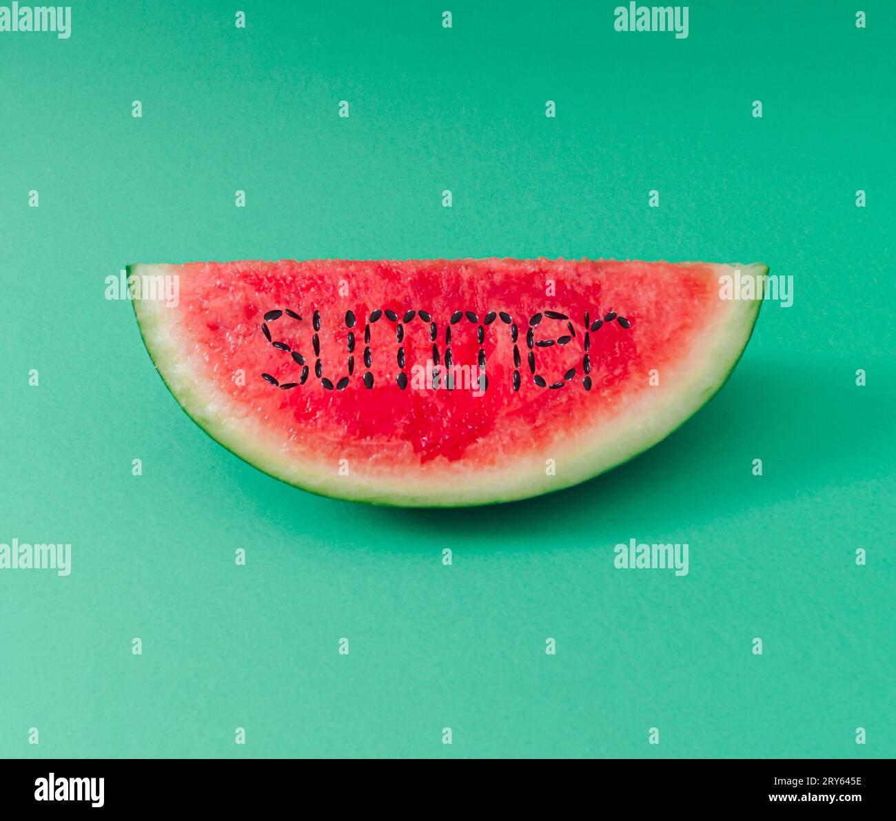 Sommer-Wassermelonen-Layout auf pastellgrünem Hintergrund. Kreatives minimales Sommerfrucht-Konzept. Schicke Essensgestaltung. Wassermelonenästhetik. Stockfoto
