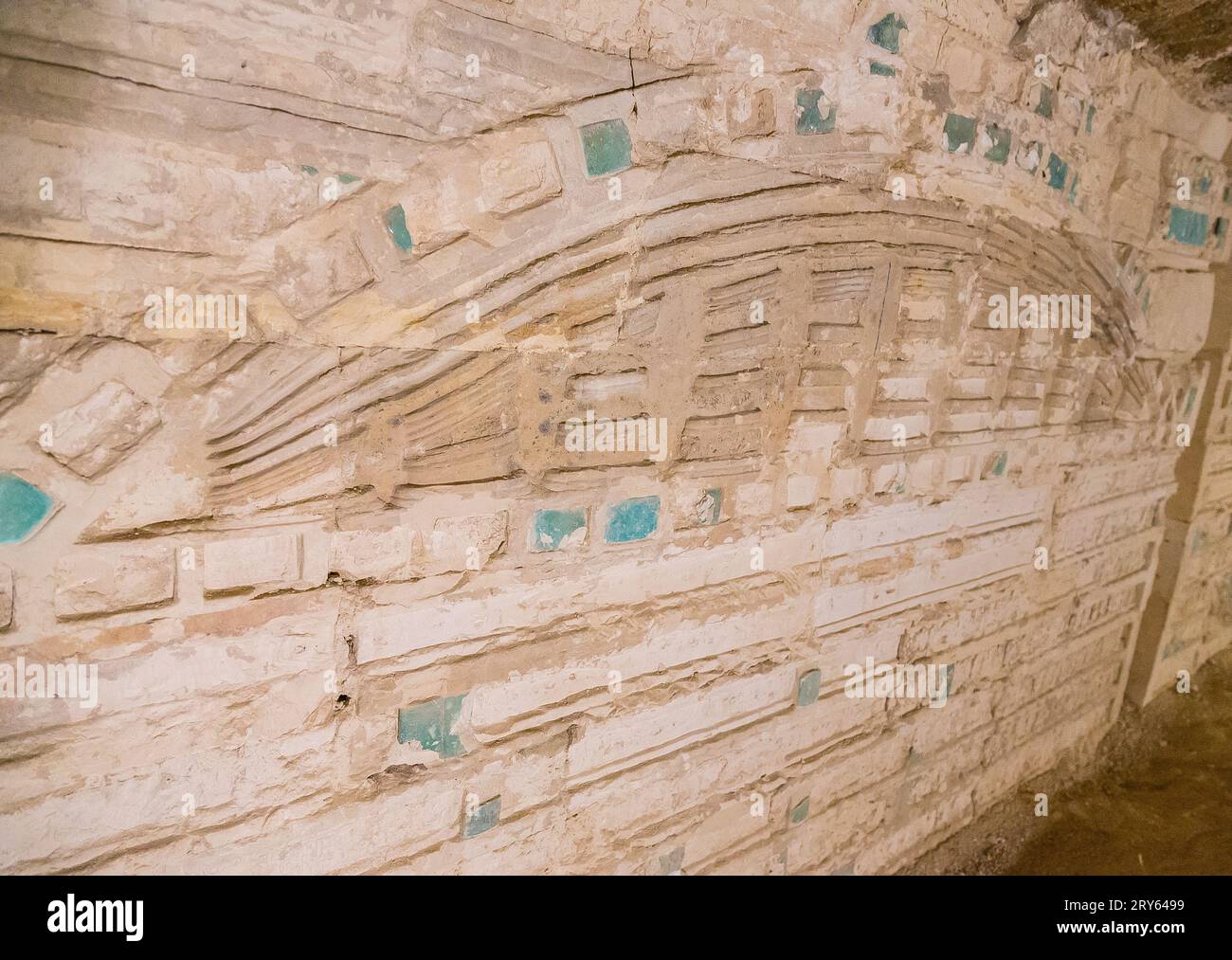 Ägypten, Sakkara, Djoser-Pyramide, Nordgrab, Bögen in blauen Fayence-Fliesen. Die Säulen sind djed-Zeichen (djed-Säulen). Stockfoto