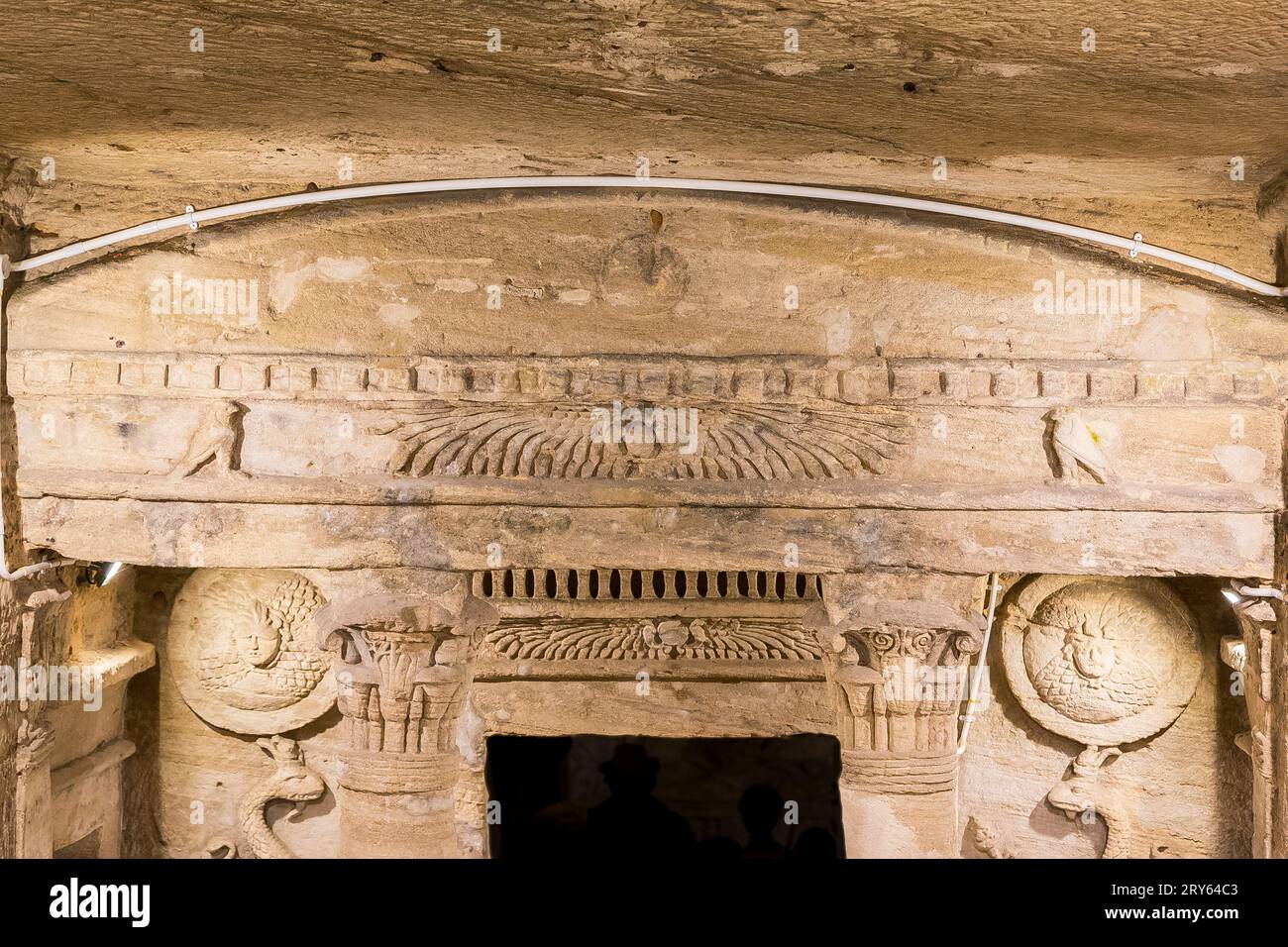 KOM el Shogafa Nekropolis, Hauptgrab, oben im ersten Portikus: 3 Horus, 1 in Form eines Behedety, 2 in der (klassischen) Form eines Falken. Stockfoto