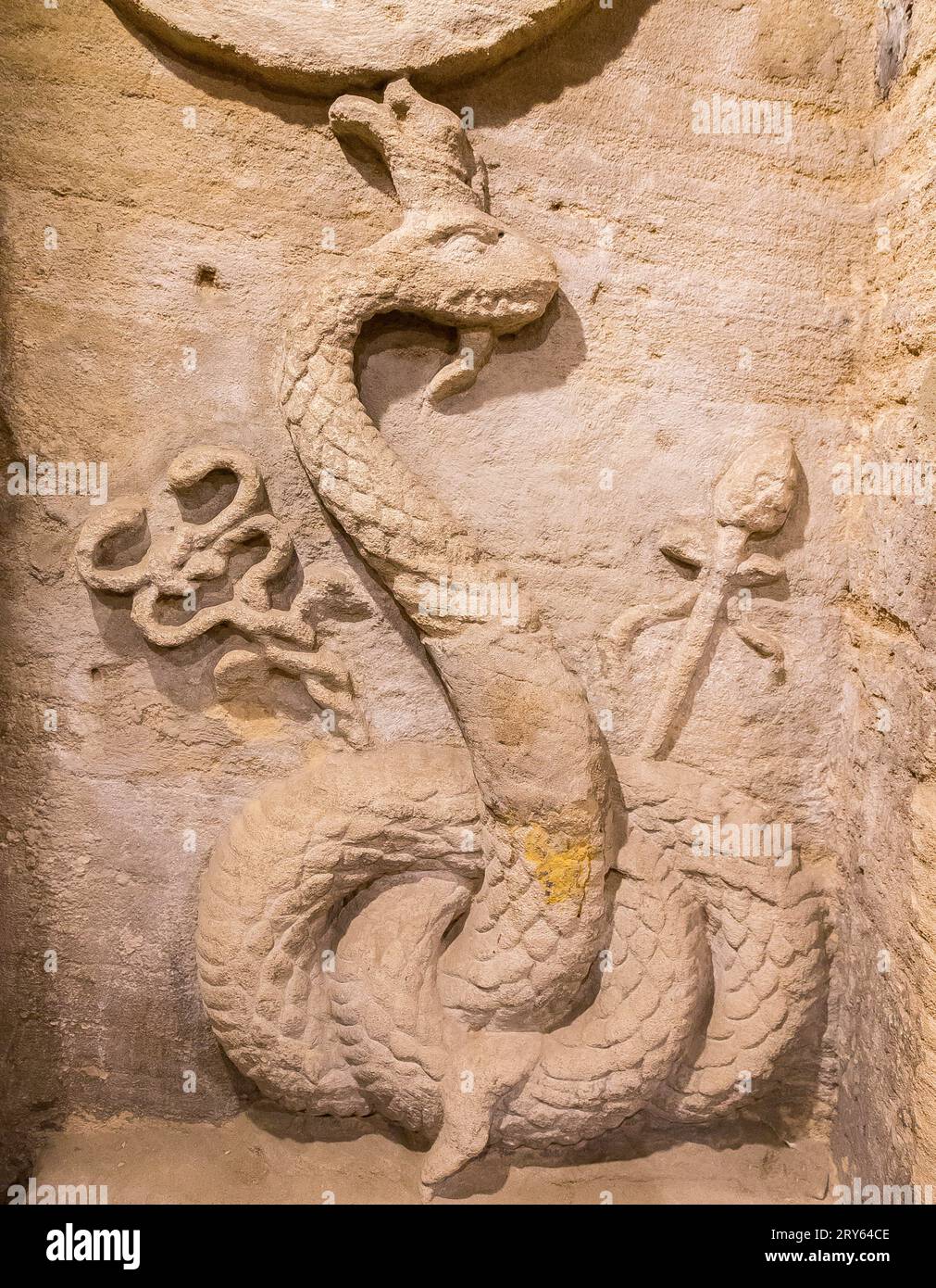 KOM el Shogafa Nekropolis, Hauptgrab, zweiter Portikus: Agathodaemon-Schlange mit Caducaeus und Thyrsos-Zeptern. Stockfoto