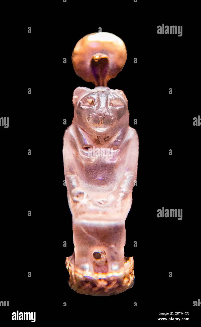 Ägypten, Kairo, Ägyptisches Museum, Schmuck in der königlichen Nekropole von Tanis gefunden : Amulett der Göttin Bastet auf einem Thron sitzend. Gold und Amethyst. Stockfoto