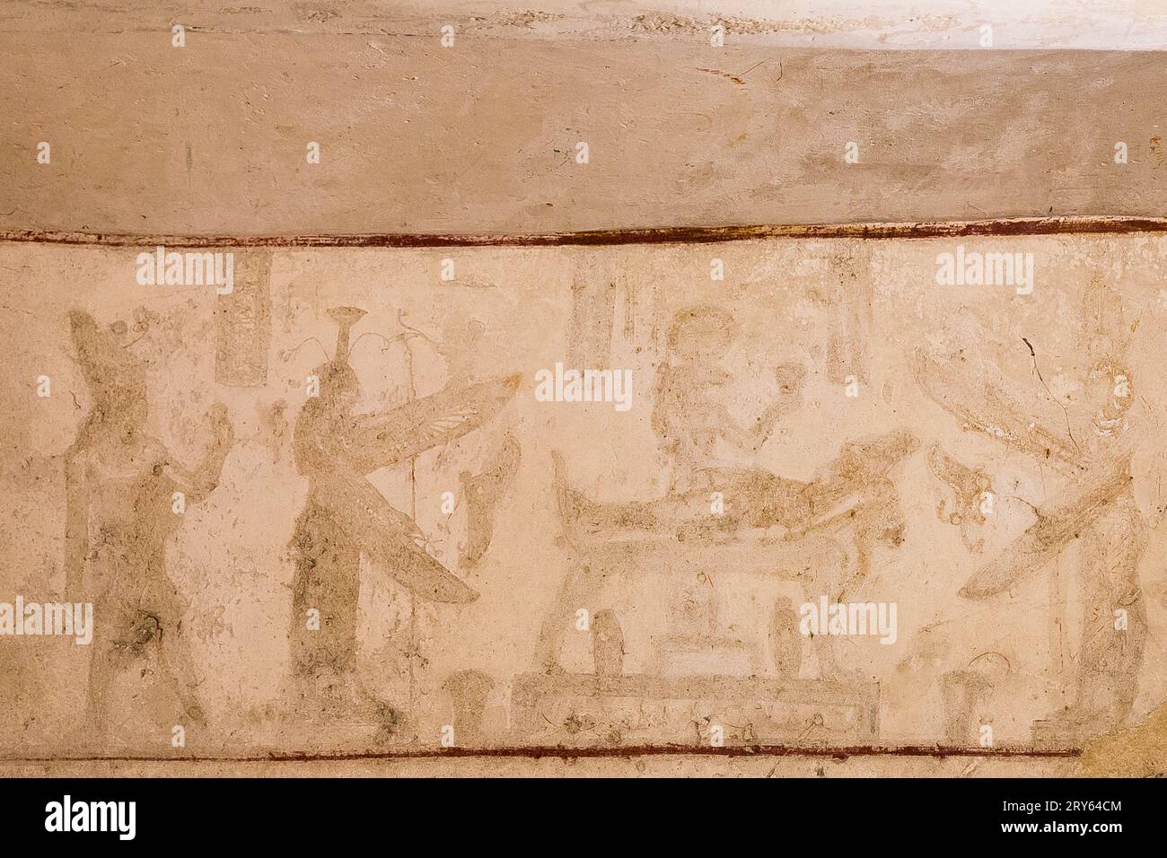 KOM el Shogafa Nekropolis, das sogenannte Caracalla Grab : Rest der Gemälde, Anubis kümmert sich um die Mumie, mit Isis, Nephthys und einem Pharao. Stockfoto