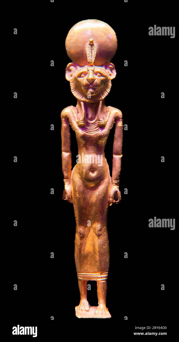 Ägypten, Kairo, Ägyptisches Museum, Schmuck von Wendjebauendjed, Tanis: Gold-Amulett von Bastet, mit einer Katze oder einem Löwenkopf. Stockfoto