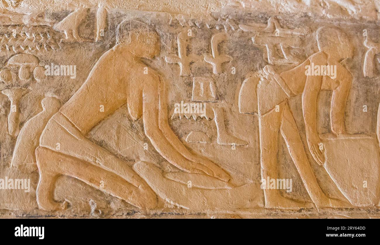 Ägypten, Sakkara, Grab von Mehu, Eingang zwischen den ersten beiden Räumen, Getreide mahlen, um Brot zu machen. Stockfoto