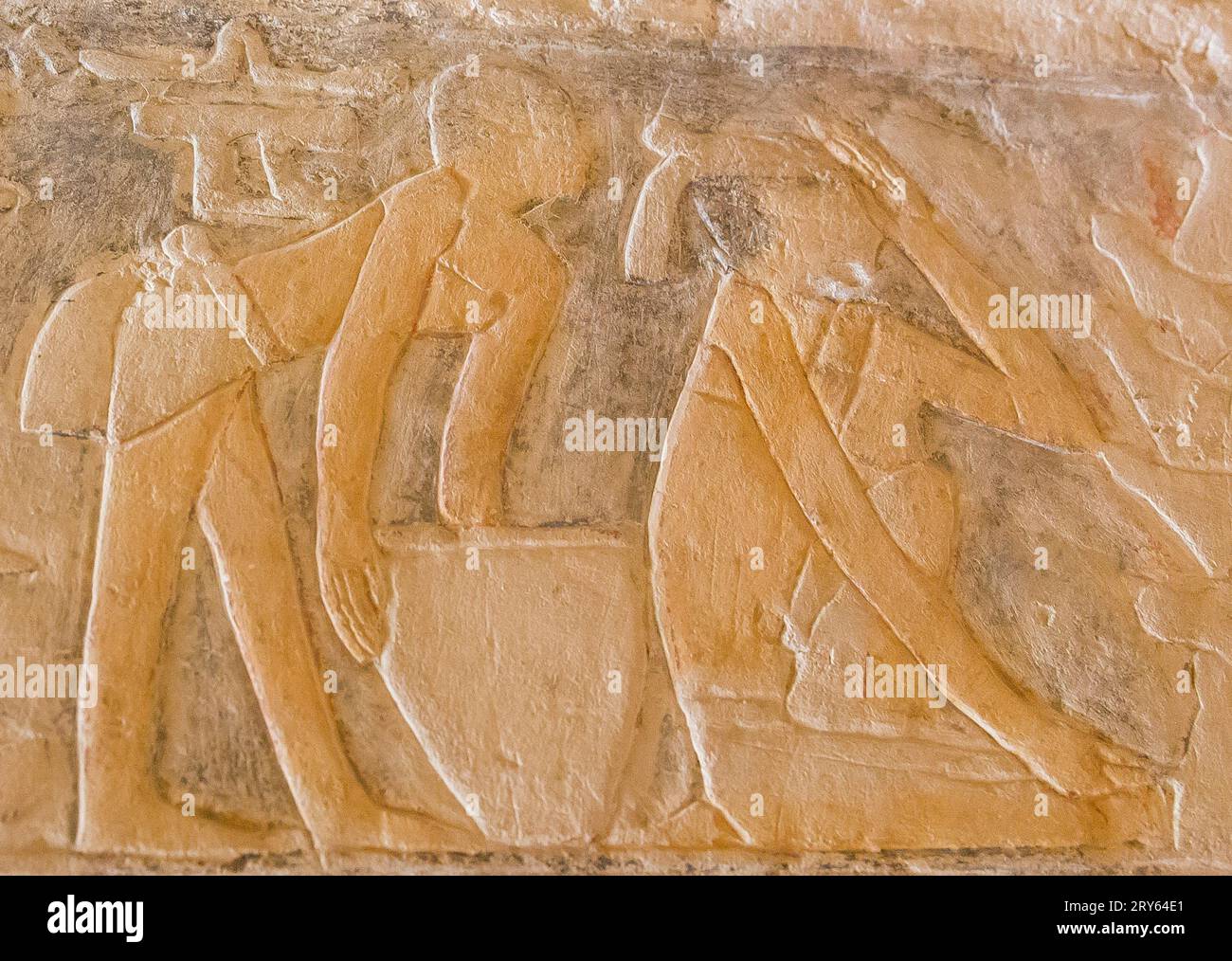 Ägypten, Sakkara, Grab von Mehu, Eingang zwischen den ersten beiden Räumen, Kneten Sie Teig, um Brot zu machen. Stockfoto