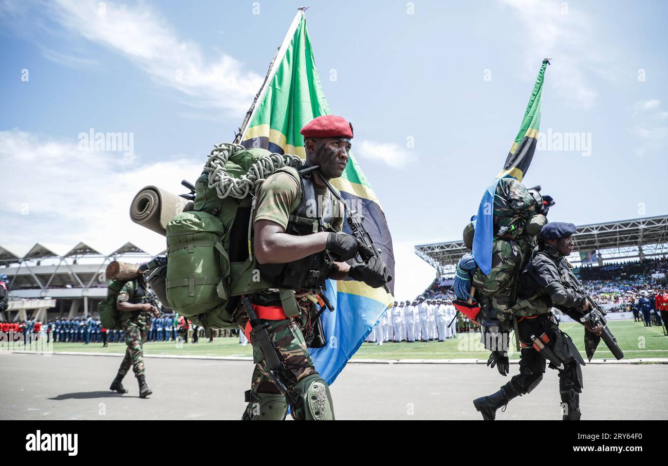 Mitglieder der Volksverteidigungskräfte Tansanias (TPDF) nehmen an der Parade während der Zeremonie zum 60.. Jahrestag des Unabhängigkeitstages im Uhuru-Stadion Teil Stockfoto