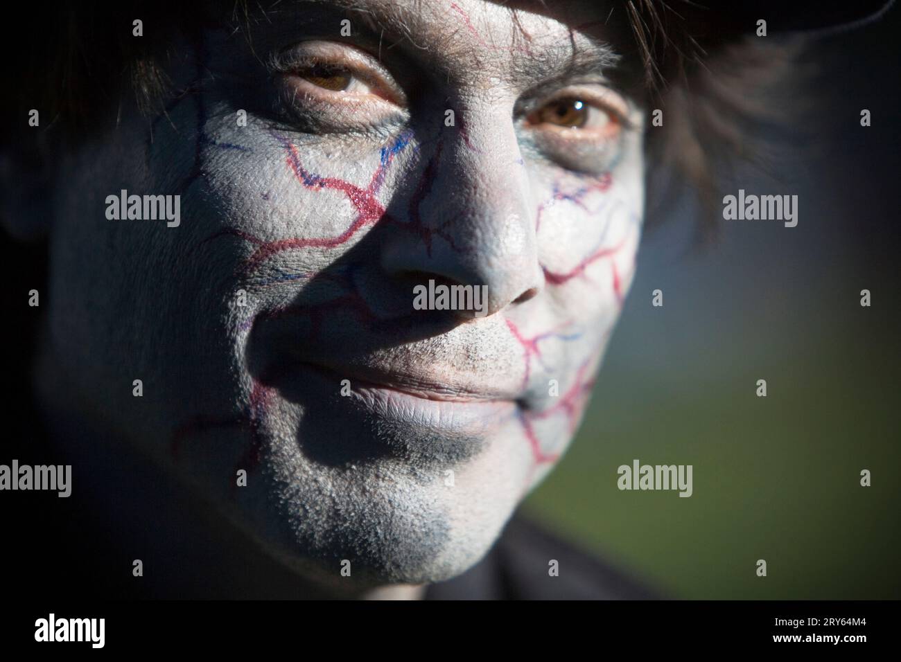 Ein Mann mit Horror-Make-up im Gesicht. Stockfoto