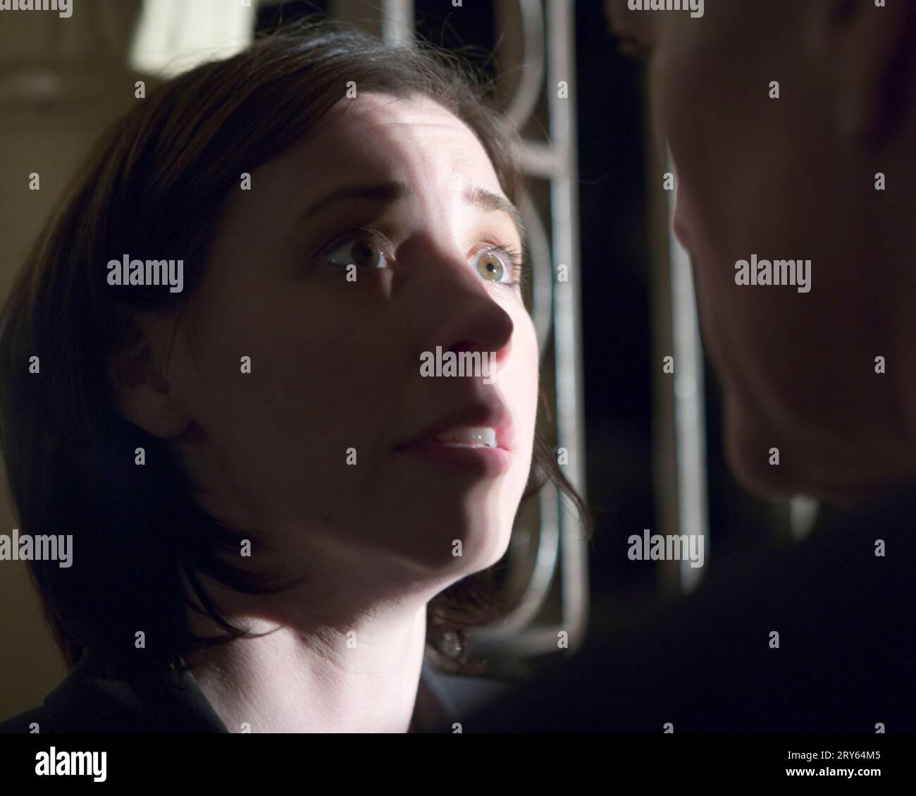 Eine Frau mit einem schockierten Blick im Gesicht. Stockfoto