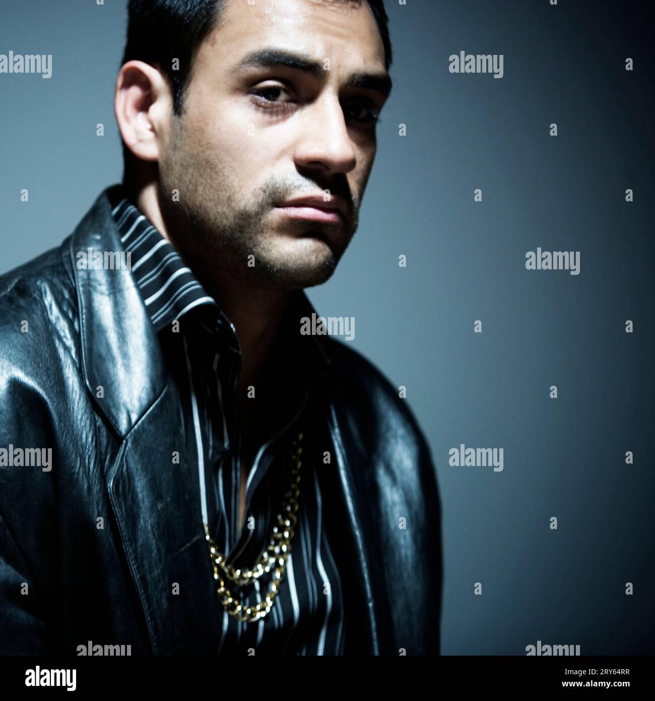 Porträt eines Mannes in einer schwarzen Lederjacke, der die Camea ansieht. Stockfoto