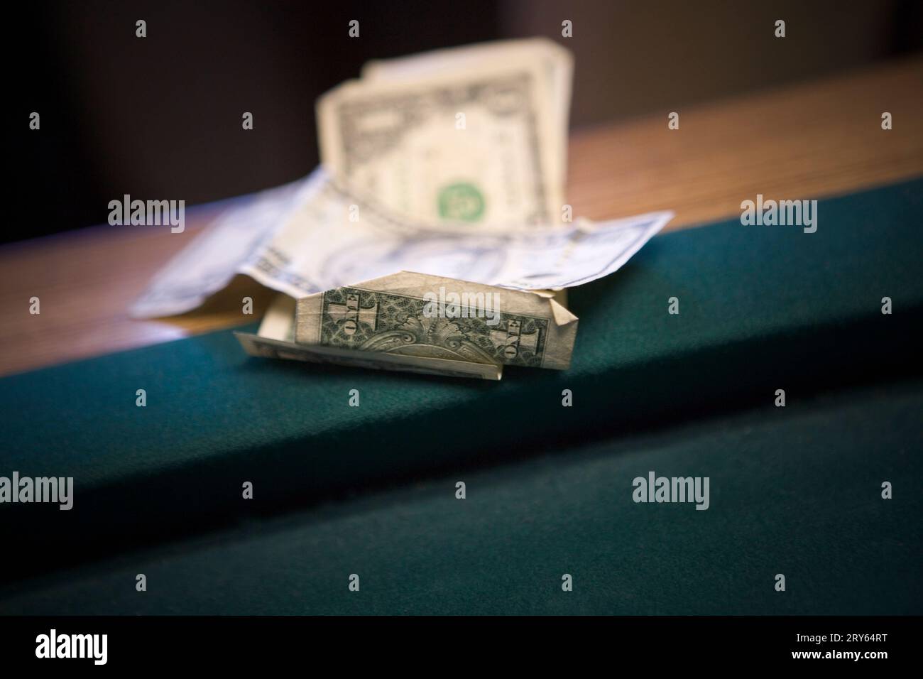 Nahaufnahme der Dollarscheine auf dem Billardtisch. Stockfoto