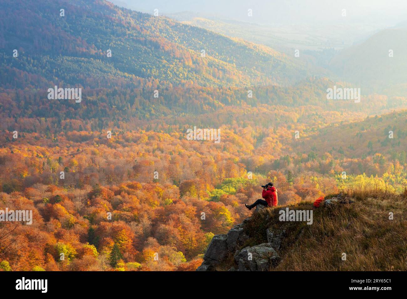 Herbstlandschaft in den Bergen durch die Augen eines Fotografen. Stockfoto