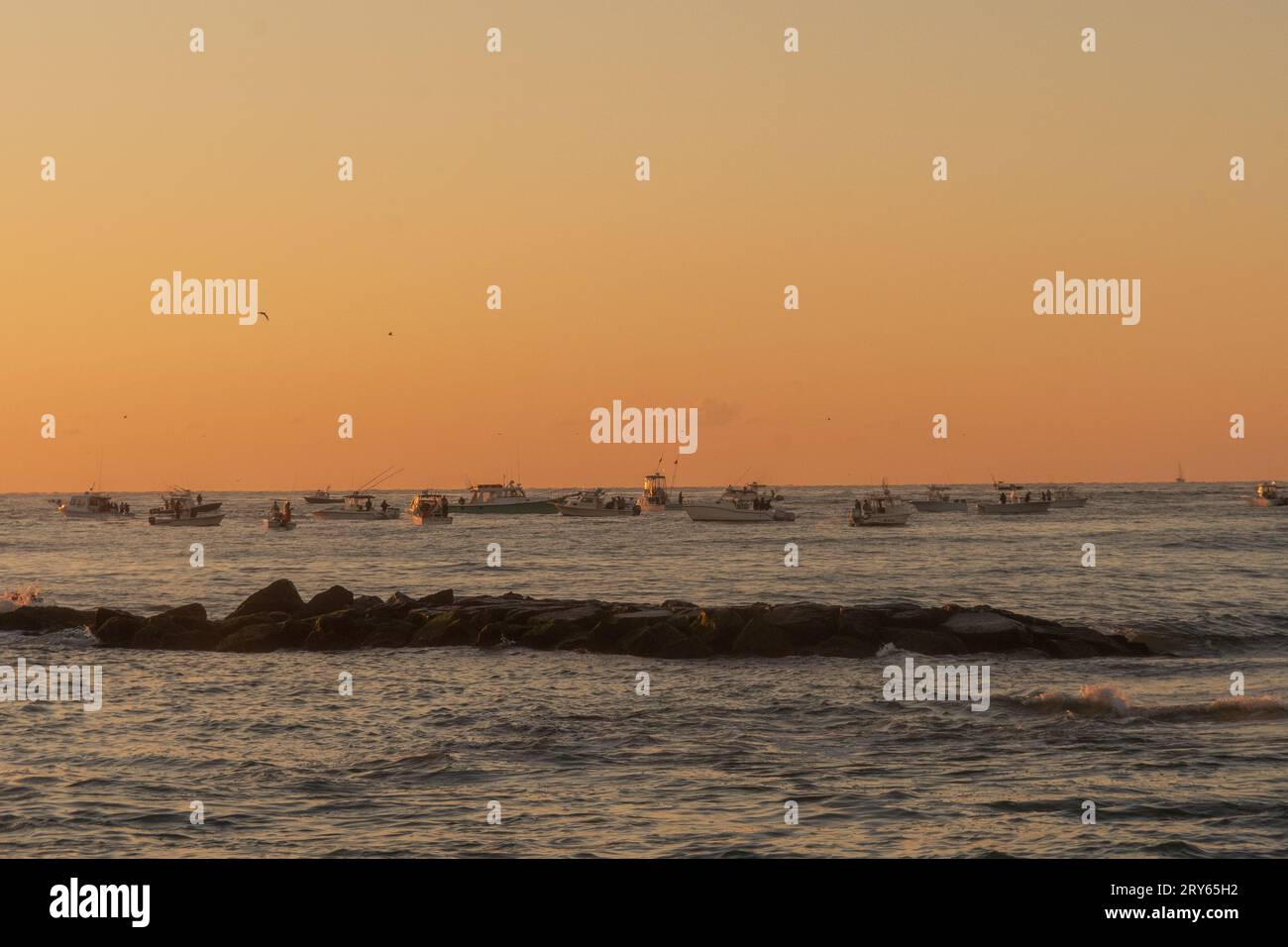 Fischerboote nahe der Küste bei Sonnenaufgang Stockfoto