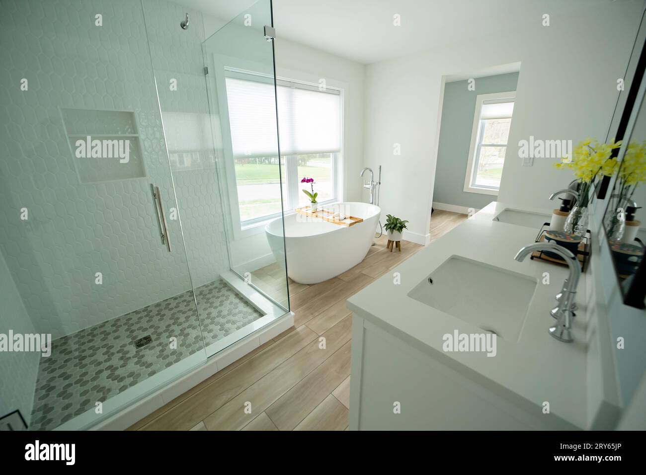 Modernes Bad in Grau- und Weißtönen mit elegantem Design Stockfoto