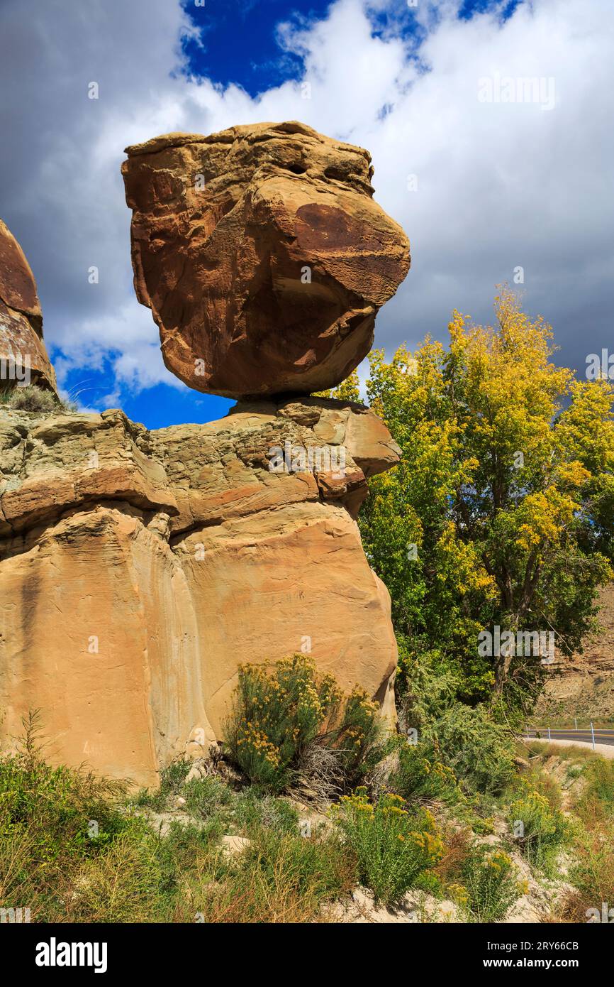 Dies ist ein Blick auf ausgewogene Felsen, ein Wahrzeichen entlang des Nine Mile Scenic Backway im Nine Mile Canyon, Carbon County, Utah, USA. Stockfoto