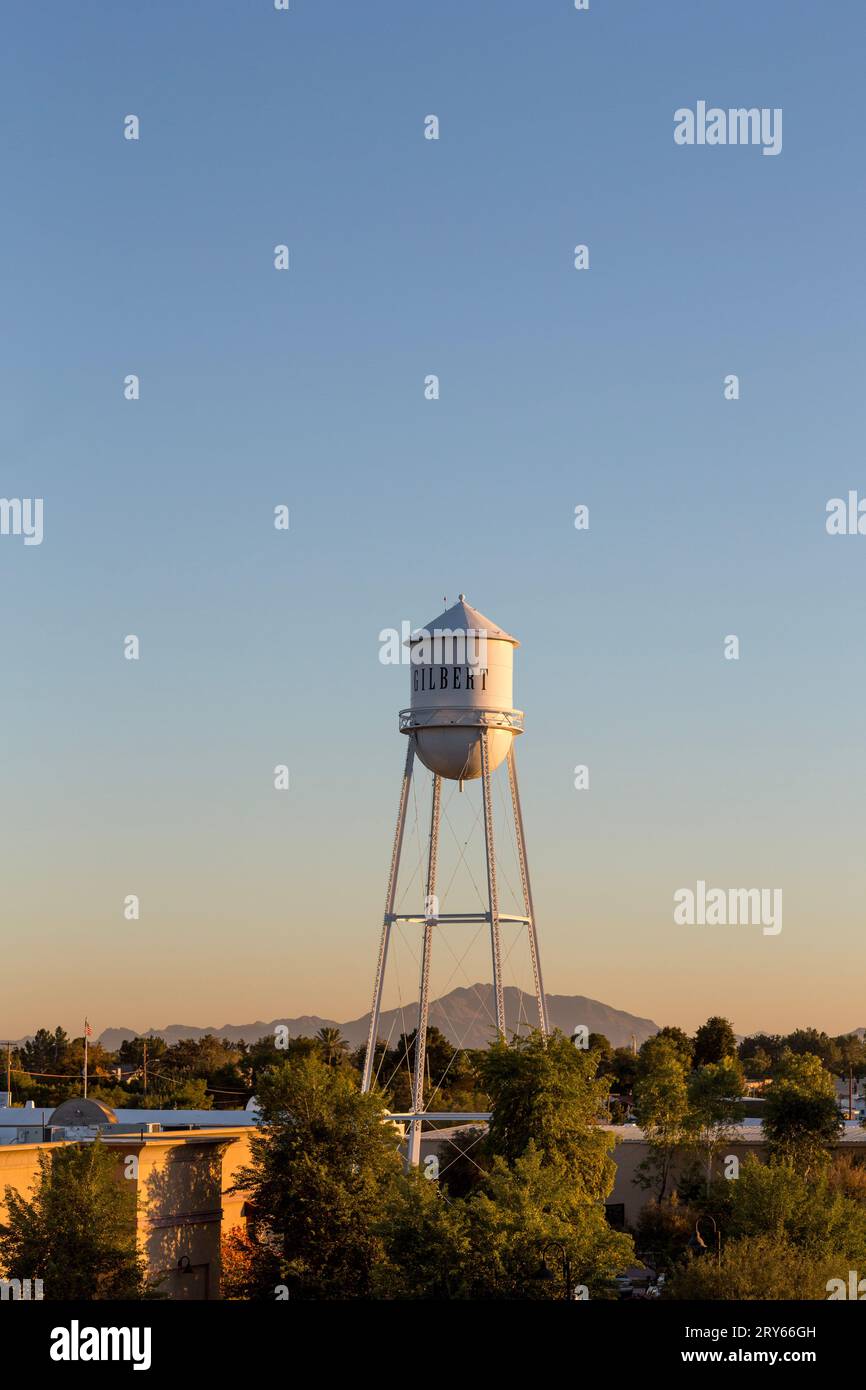Gilbert Wasserturm bei Sonnenuntergang, vertikal blauer Himmel Stockfoto