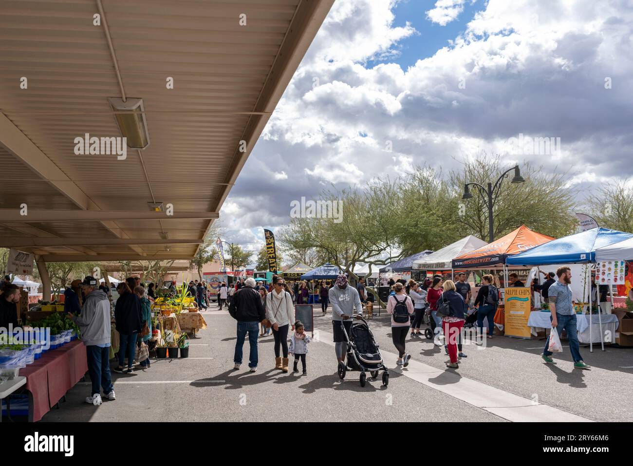 Überfüllter Bauernmarkt in Gilbert, Arizona Stockfoto