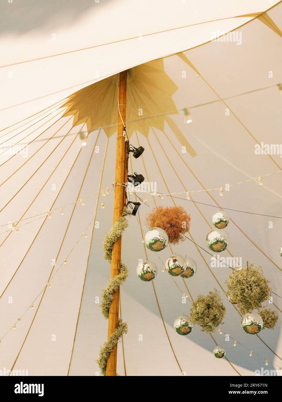 Discokugeln und Blumen zieren ein Event-Zelt Stockfoto