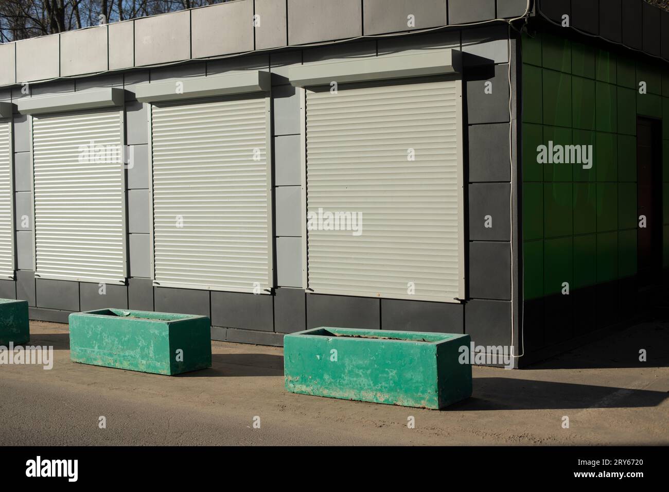 Bürogebäude mit Fensterläden. Kleines Geschäft. Stockfoto