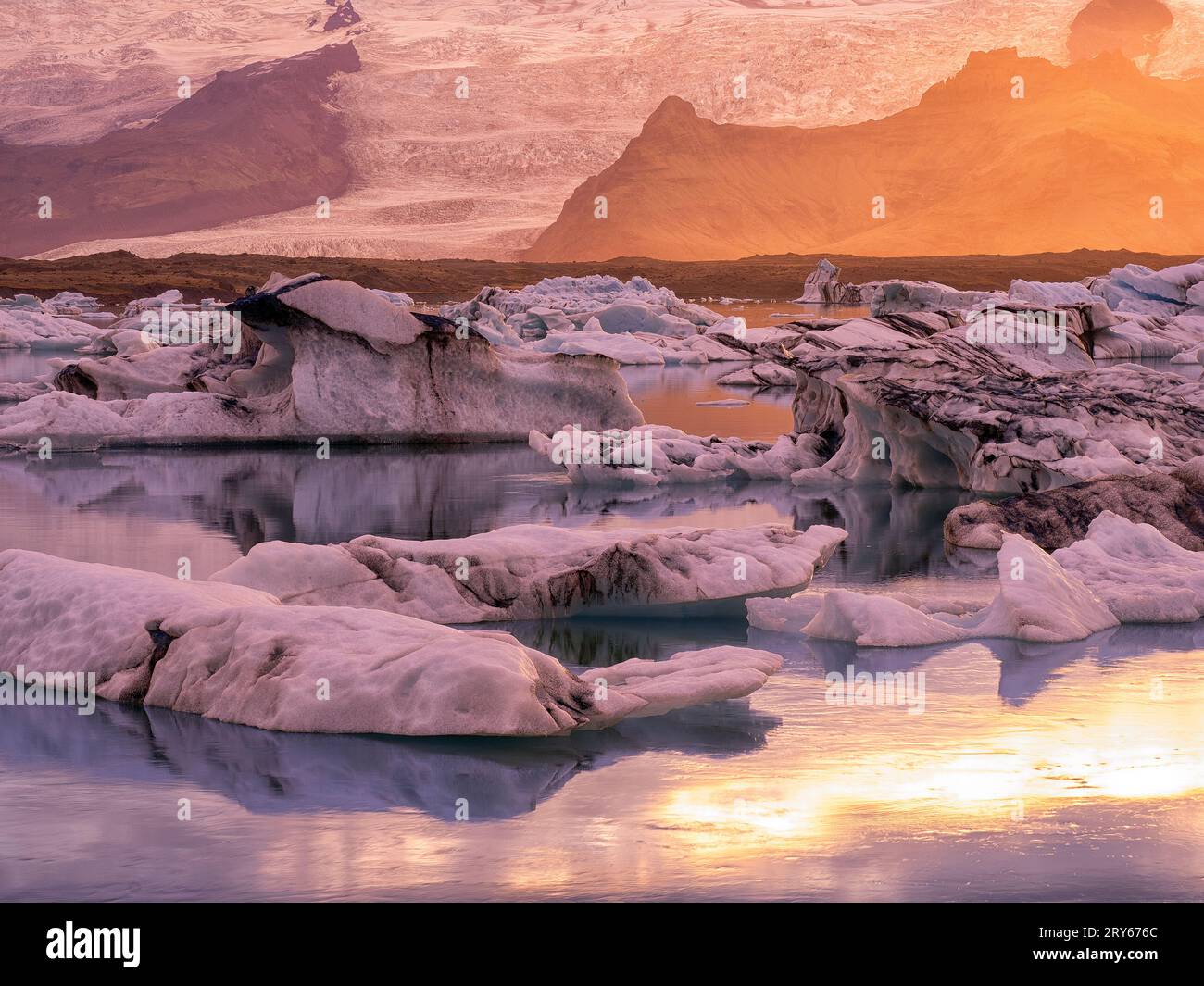Eisberge schwimmen im Lagunensee des Gletschers Jokulsarlon bei Sonnenuntergang. Stockfoto